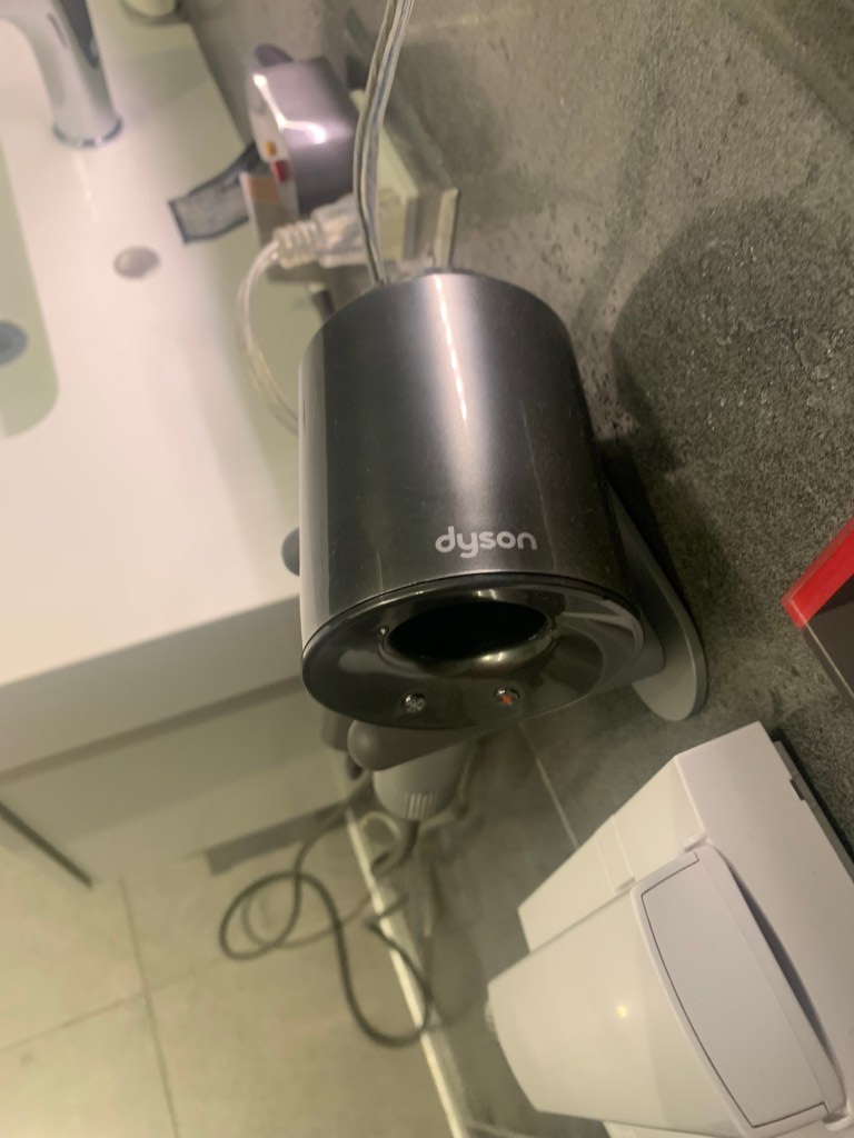 Neil Scrivener reviews The Greenwich Lounge in JFK's Terminal 8 (New York), available to those traveling Business Class.