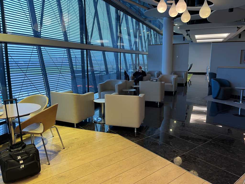 ✈️ Aer Lingus Lounge at Heathrow Terminal 2 – A hidden gem or just another airline lounge? 🛋️ With comfortable seating, a variety of food options, and a relaxed atmosphere, this lounge provides a solid pre-flight experience. 🍽️✨ While it may not be the most extravagant, it offers a decent place to unwind. Does it stand out, or is it just another stop? ✨