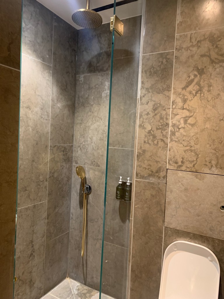 Neil Scrivener reviews Cathay Pacific's The Deck, in Hong Kong's International Airport (HKG).